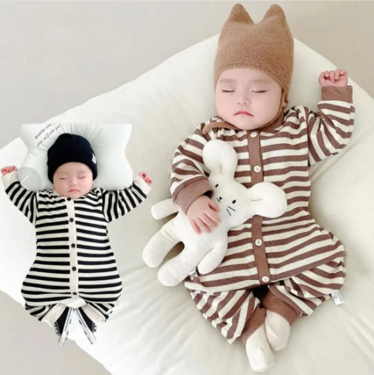 2025秋服新作ベビー服　ボーダー　ロンパース